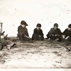 Serhat Midyat Instagram - 23 Nisan 1979.. en soldaki ben. İlk sahnem. Sonsuz şükranla bunu sağlayan büyük öndere #23nisan @23nisan