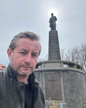 Serhiy Zhadan Instagram - «А ви, святиє предотечі,
По всьому світу розійшлись
І крихту хліба понесли
Царям убогим. Буде бите
Царями сіянеє жито!
А люде виростуть. Умруть
Ще незачатиє царята...
І на оновленій землі
Врага не буде, супостата,
А буде син, і буде мати,
І будуть люде на землі».

У Каневі весна…