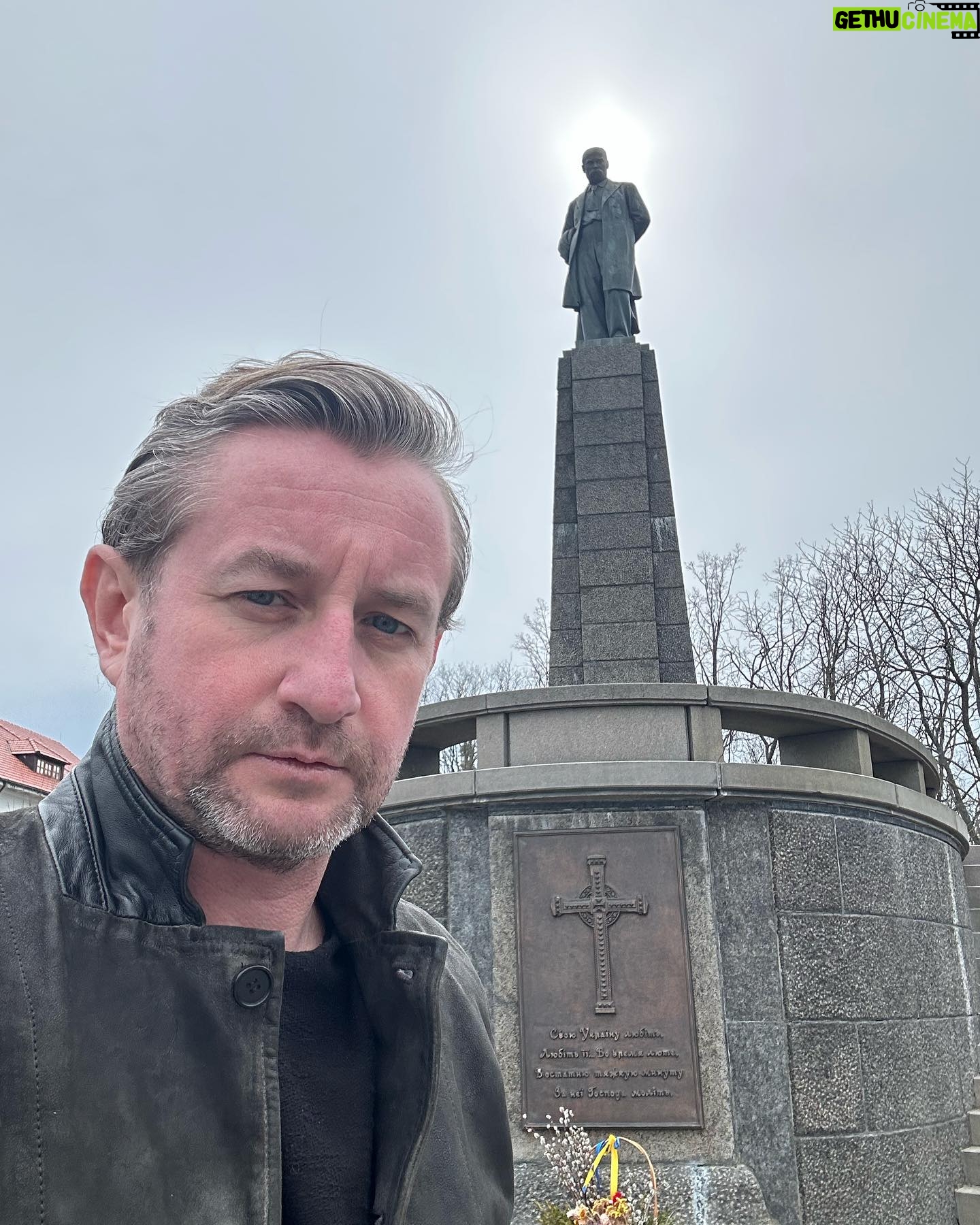 Serhiy Zhadan - 6.6K Likes - «А ви, святиє предотечі,
По всьому світу розійшлись
І крихту хліба понесли
Царям убогим. Буде бите
Царями сіянеє жито!
А люде виростуть. Умруть
Ще незачатиє царята...
І на оновленій землі
Врага не буде, супостата,
А буде син, і буде мати,
І будуть люде на землі».
У Каневі весна…