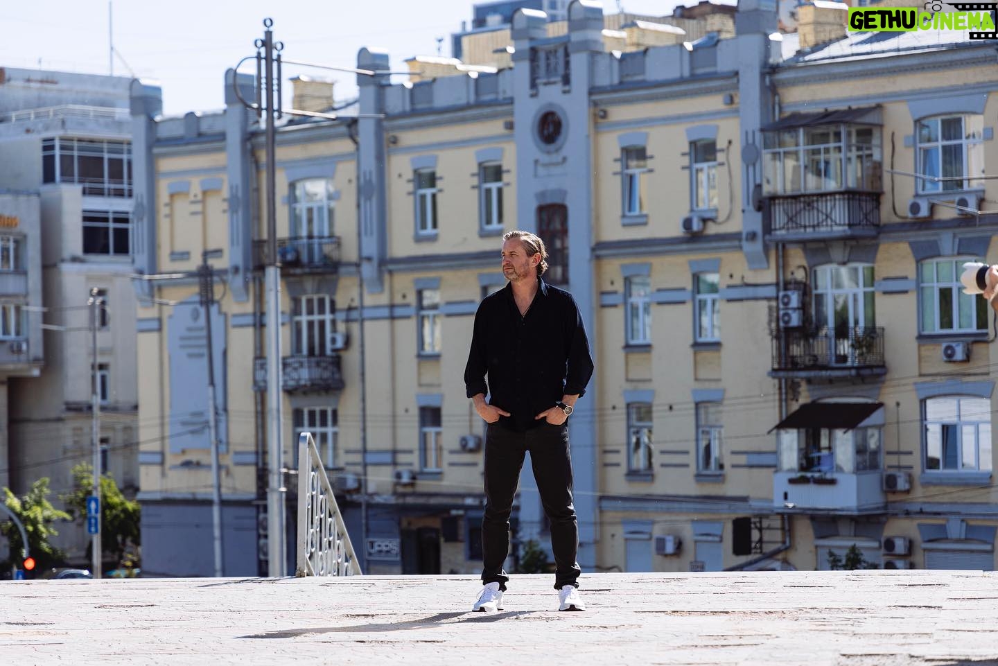 Serhiy Zhadan - 6.2K Likes - Друзяки, хотів усім вам подякувати за суботній вечір. Для нас - тих, хто все це вигадав і організував - справді було важливо, аби він відбувся. А без вас не відбулося б нічого. Розумію, що іноді, час від часу, з огляду на те, що діється, нас накриває хвилею зневіра і втома, і хтось може сказати, що вся ця наша література нині не на часі. А ось бачиш вас усіх, відчуваєш ваше дихання - і це дає сили. І дає надію. Спасибі вам. Коли тепер буде наступний виступ - навіть не знаю. Але, дай Бог, усе буде.
І ще, дуже хотів подякувати фантастичній Олені Апчел за режисуру, неймовірній Гриці Ерде за анімацію, геніальному Фімі Чупахіну за музику, і супервідповідальному Володі Барченку за організацію.
Ну, і окрема подяка Андрію Мацолі та Першій приватній броварні за чесне й надійне партнерство. Мати з вами справу - честь і задоволення.
Одне слово, всіх люблю і обіймаю. Ще побачимось.
Фото - Дар’я Синельнікова.
