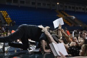 Serhiy Zhadan Instagram - Друзяки, хотів усім вам подякувати за суботній вечір. Для нас - тих, хто все це вигадав і організував - справді було важливо, аби він відбувся. А без вас не відбулося б нічого. Розумію, що іноді, час від часу, з огляду на те, що діється, нас накриває хвилею зневіра і втома, і хтось може сказати, що вся ця наша література нині не на часі. А ось бачиш вас усіх, відчуваєш ваше дихання - і це дає сили. І дає надію. Спасибі вам. Коли тепер буде наступний виступ - навіть не знаю. Але, дай Бог, усе буде.

І ще, дуже хотів подякувати фантастичній Олені Апчел за режисуру, неймовірній Гриці Ерде за анімацію, геніальному Фімі Чупахіну за музику, і супервідповідальному Володі Барченку за організацію. 

Ну, і окрема подяка Андрію Мацолі та Першій приватній броварні за чесне й надійне партнерство. Мати з вами справу - честь і задоволення.

Одне слово, всіх люблю і обіймаю. Ще побачимось.

Фото - Дар’я Синельнікова.