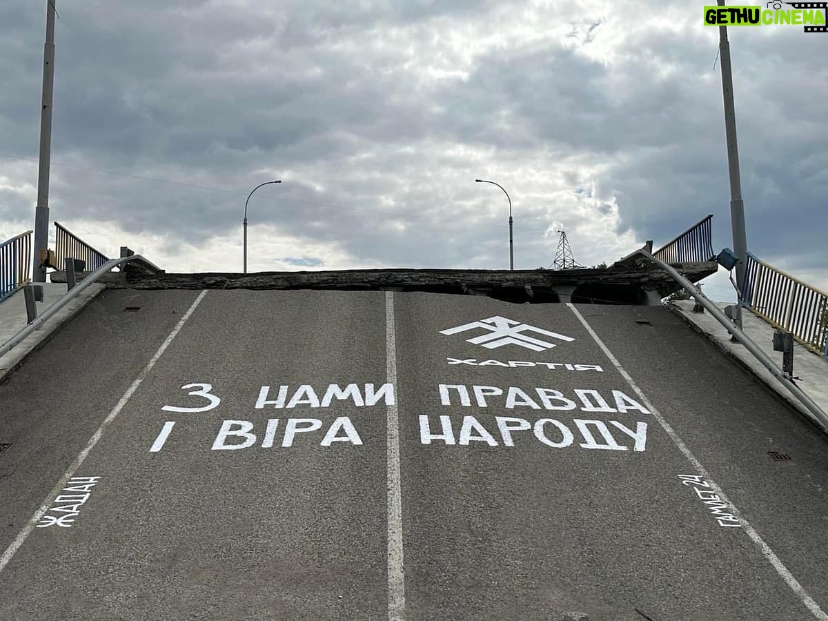 Serhiy Zhadan - 7.4K Likes - Сьогодні - день народження в «батька-засновника» нашої «Хартії» Всеволода Кожем‘яка. Сєва, окрім інших позитивних якостей, має дивовижну здатність об‘єднувати довкола себе людей дієвих, енергійних і потужних. Людей, із якими не соромно рухатись уперед. Тому, друже, хай біля тебе завжди будуть ті, на кого можна покластись. «І все буде добре», як співає твій кум))) З днем народження.
На фото: Лиман. Робота Гамлета, цитата з гімну «Хартії».