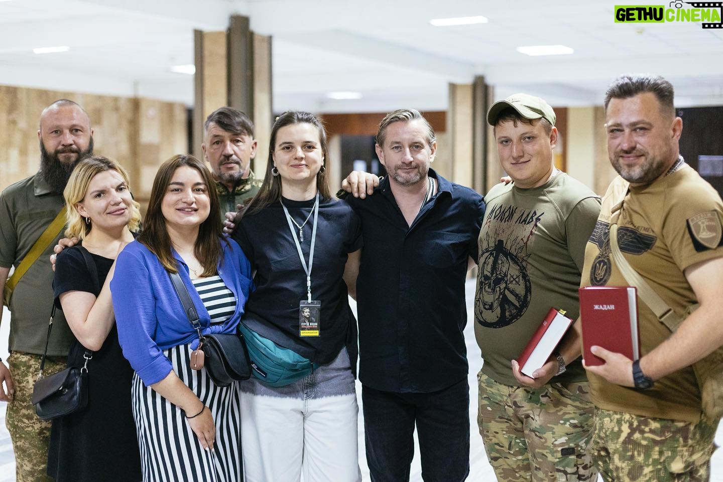 Serhiy Zhadan - 6.2K Likes - Друзяки, хотів усім вам подякувати за суботній вечір. Для нас - тих, хто все це вигадав і організував - справді було важливо, аби він відбувся. А без вас не відбулося б нічого. Розумію, що іноді, час від часу, з огляду на те, що діється, нас накриває хвилею зневіра і втома, і хтось може сказати, що вся ця наша література нині не на часі. А ось бачиш вас усіх, відчуваєш ваше дихання - і це дає сили. І дає надію. Спасибі вам. Коли тепер буде наступний виступ - навіть не знаю. Але, дай Бог, усе буде.
І ще, дуже хотів подякувати фантастичній Олені Апчел за режисуру, неймовірній Гриці Ерде за анімацію, геніальному Фімі Чупахіну за музику, і супервідповідальному Володі Барченку за організацію.
Ну, і окрема подяка Андрію Мацолі та Першій приватній броварні за чесне й надійне партнерство. Мати з вами справу - честь і задоволення.
Одне слово, всіх люблю і обіймаю. Ще побачимось.
Фото - Дар’я Синельнікова.