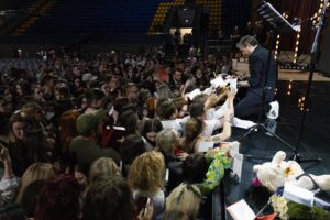 Serhiy Zhadan Instagram - Друзяки, хотів усім вам подякувати за суботній вечір. Для нас - тих, хто все це вигадав і організував - справді було важливо, аби він відбувся. А без вас не відбулося б нічого. Розумію, що іноді, час від часу, з огляду на те, що діється, нас накриває хвилею зневіра і втома, і хтось може сказати, що вся ця наша література нині не на часі. А ось бачиш вас усіх, відчуваєш ваше дихання - і це дає сили. І дає надію. Спасибі вам. Коли тепер буде наступний виступ - навіть не знаю. Але, дай Бог, усе буде.

І ще, дуже хотів подякувати фантастичній Олені Апчел за режисуру, неймовірній Гриці Ерде за анімацію, геніальному Фімі Чупахіну за музику, і супервідповідальному Володі Барченку за організацію. 

Ну, і окрема подяка Андрію Мацолі та Першій приватній броварні за чесне й надійне партнерство. Мати з вами справу - честь і задоволення.

Одне слово, всіх люблю і обіймаю. Ще побачимось.

Фото - Дар’я Синельнікова.
