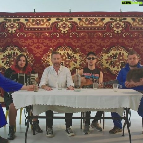 Serhiy Zhadan - 6.6K Likes - Півстоліття вже здолав
Померанцев Святослав.
Побажаємо ж сьогодні -
хай дотягне і до сотні.
Сьогодні 50 років дуже дорогій мені людині - Святославу Померанцеву: видавцеві, культуртрегеру, містифікатору, колекціонеру, винознавцю та життєлюбу (хотів написати «планокуру», але стримався). Слав, з роси і води, щастя тобі, любові та удачі. І побільше нових книжок нам усім! Побачимось у Харкові.
На фото: іменинник (крайній ліворуч) на зйомках кліпу «Водка Хортиця, вафлі Артек».
