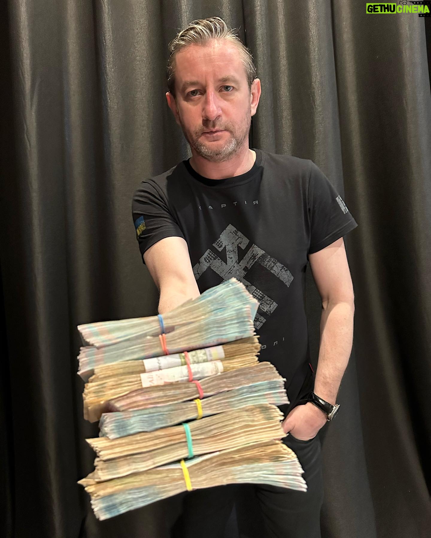 Serhiy Zhadan - 10.8K Likes - Передали 620 000 гривень із зимових концертів на потреби 13-Ї бригади НГУ «Хартія».
Дякуємо дорогій агенції «Sabotage» за організацію, дякуємо всім, хто приходив і слухав.
Підтримуйте свою культуру - вона багато на що здатна.
💙 ПриватБанк: 4627 0551 1036 9054
💛 Patreon: www.patreon.com/serhiyzhadan
💙 PayPal: sirozhazhadan@gmail.com