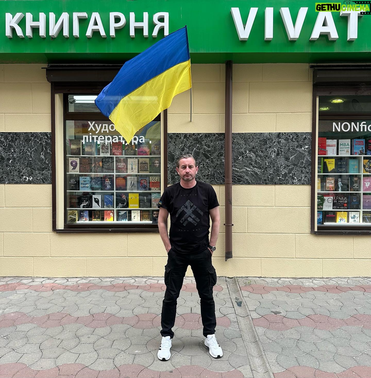 Serhiy Zhadan - 17.9K Likes - Š£ŠŗŃŠ°ŃнŃŃŠŗŠ° книжка - ŃŠŗŃŠ°ŃŠ½ŃŃŠŗŠ° ŃŠøŠ»Š°.
Даме ŃŠ¾Š¼Ń Š²Š¾ŃŠ¾Š³ Ń
Š¾ŃŠµ ŃŃ Š·Š½ŠøŃŠøŃŠø.
ŠŠøŠ½Ń ми вŃŃ Š· Vivatом - ŠæŃŠ“ŃŃŠøŠ¼ŃŃŠ¼Š¾, Š“Š¾ŠæŠ¾Š¼Š°Š³Š°ŃŠ¼Š¾, Š»ŃŠ±ŠøŠ¼Š¾!