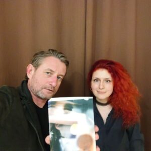 Serhiy Zhadan Instagram - Друзі, 4 квітня у Києві відбудеться перша презентація роману Христини Морозової «Фанатка. Біполярна історія»🔥

Христина — комунікаційниця та письменниця. 

Її книжка — це історія про життя і його завершення, свободу волі, пошуки себе й... архітектуру.

________

Лікарі та рідні звуть її Анна. В Анни біполярний розлад. Її життя — це нескінченна гойдалка, манію змінює депресія, і це ніколи не закінчується. А ще Анна має в житті дві пристрасті — лекції з історії мистецтва та їх викладач Владислав. 

Владислав — блискучий лектор, арткритик. Має лабрадора й страждає від алкогольної залежності. А ще він бореться за садибу Мурашка, замість якої в центрі Києва хочуть звести нову будівлю. 

За звичайних обставин вони, мабуть, ніколи не зустрілися б, та випадок зводить їх разом в одній квартирі. Двоє дуже різних людей, обʼєднаних порятунком будинку і невідворотним наближенням смерті.

📕 Модеруватиме розмову із Христиною Богдана Романцова, редакторка видавничих проєктів у видавництві «Темпора», літературна оглядачка.

📕 Зустрічаємося о 19:00 4 квітня у книгарні book.ua (Київ, вул. Миколи Лисенка, 2).

Вхід вільний, реєстрація непотрібна.

Книжку Христини можна буде придбати під час презентації.