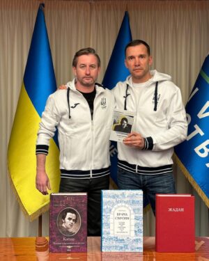 Serhiy Zhadan Instagram - Привітали Президента Української федерації футболу з перемогою національної збірної. Нам дуже необхідні перемоги. Перемоги об‘єднують, перемоги надихають. Як на футбольному полі, так і на полі бою. 

Нещодавно Андрій відвідував нашу «Хартію», тепер ось ми прийшли до нього з візитом ввічливості) Не міг не принести книжки. Ясна річ, Тараса Григоровича (Шевченко в Шевченка вдома, звісно, є, але хай і в Будинку футболу теж буде)))

Але головне - подарував Андрію щоденник Володі Вакуленка - можливо, найточнішу і найболючішу книжку цієї війни. 

Пам‘ятаймо тих, хто відійшов, підтримуймо тих, хто б‘ється!
