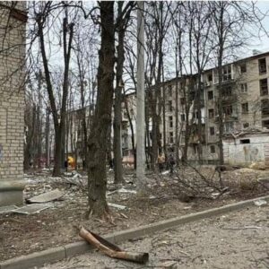 Serhiy Zhadan Instagram - Павло Тичина

(Із «Замість сонетів і октав»)

ІСПИТ

Тільки що почали ми землю любить, взяли заступа в руки, колоші закачали...
— ради Бога, манжети надіньте, що-небудь їм скажіть: вони питають, чи єсть у нас культура!

Якісь цибаті чужоземці покурювали крізь пенсне.

А навколо злидні — як гудина, як гич! А навколо земля, столочена, руда...

Тут ходив Сковорода.

1920

На фото - Харків сьогодні, 27.03.2024