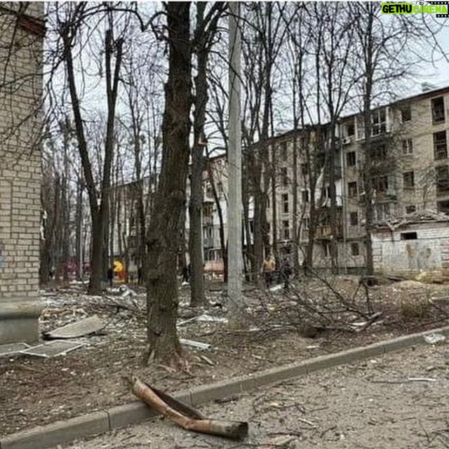 Serhiy Zhadan - 5.5K Likes - Павло Тичина
(Із «Замість сонетів і октав»)
ІСПИТ
Тільки що почали ми землю любить, взяли заступа в руки, колоші закачали...
— ради Бога, манжети надіньте, що-небудь їм скажіть: вони питають, чи єсть у нас культура!
Якісь цибаті чужоземці покурювали крізь пенсне.
А навколо злидні — як гудина, як гич! А навколо земля, столочена, руда...
Тут ходив Сковорода.
1920
На фото - Харків сьогодні, 27.03.2024