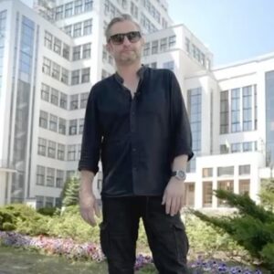 Serhiy Zhadan Instagram - Друзі, всім привіт. Зі зрозумілих причин зараз трішки не до читань. Але ми з @veteranka_ хочемо підтримати медичні служби двох бригад – нашої «Хартії» та 92-ї. Для цього 3 серпня в Києві, в Театрі на Подолі, робимо два поетичні виступи, присвячені дню народження Руху Veteranka. Всі кошти, які зберемо, передамо медикам наших бригад. Квитки вже у продажі на сайті @kontramarka.ua та за посиланням в сторіз⬆️ 
Приходьте – давно не бачились.

#veteranka #жадан #uwvm #допомогаЗСУ