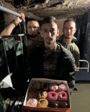 Serhiy Zhadan Instagram - Друзі передали ніштяки)
В народної армії народна підтримка)
Усім тихого вечора.