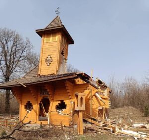 Serhiy Zhadan Instagram - Росіяни поруйнували церкву святої Анни в Карлівці. Пам’ятаю, як ми робили в цій церкві літературні читання, як привозили туди книжки. Як грали концерт просто на церковному ганку. Довкола стояли і сиділи, військові, місцеві мешканці, наші друзі, що приїхали з Авдіївки. Пам’ятаю було літо, дерева в садах довкола були запилені, озерна вода була густою, повітря було солодким. Стежку до церкви було викладено старими, зібраними по селах жорнами.

 

В минулому лишається все більше зруйнованих будівель, в яких траплялося жити, читати, виступати. Все більше розбомблених шкіл, бібліотек, будинків культури, книгарень. Все більше місць, до яких потрібно буде повертатися і починати будувати все від початку, з нуля, від фундаменту. Буде саме так, інакше бути не може.