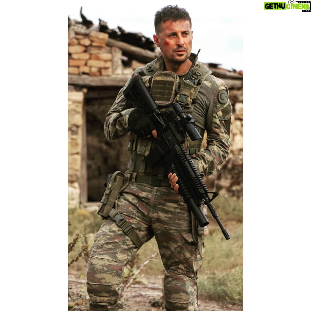Serkan Kuru - 4.8K Likes - Sonunda bekledigimize degdi dostlar..Oynamaktan büyük keyif aldigim bir karakterle @savascifox dizisinde sizlerle bulusuyor olacagiz. Sizleri 13 ekim pazar akşamı @foxturkiye de #Aliçekiç le tanistiracagim için de çok heyecanliyim. Tesekkurler @limon_film 😎👊
