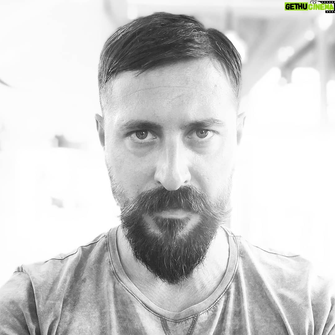Serkan Kuru - 2.6K Likes - Siyah beyaz her foto bi degisik 😎 #tbt