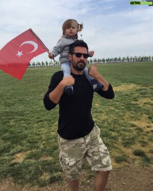 Serkan Kuru Instagram - Kızımın ve tüm çocuklarin  #23nisanulusalegemenlikveçocukbayramı  kutlu olsun. Bugun #23nisan neşe doluyor insan 😎😁 #23nisankutluolsun #atatürk #tb (çook begendiğim bi fotoydu paylaşmalıydım😄)