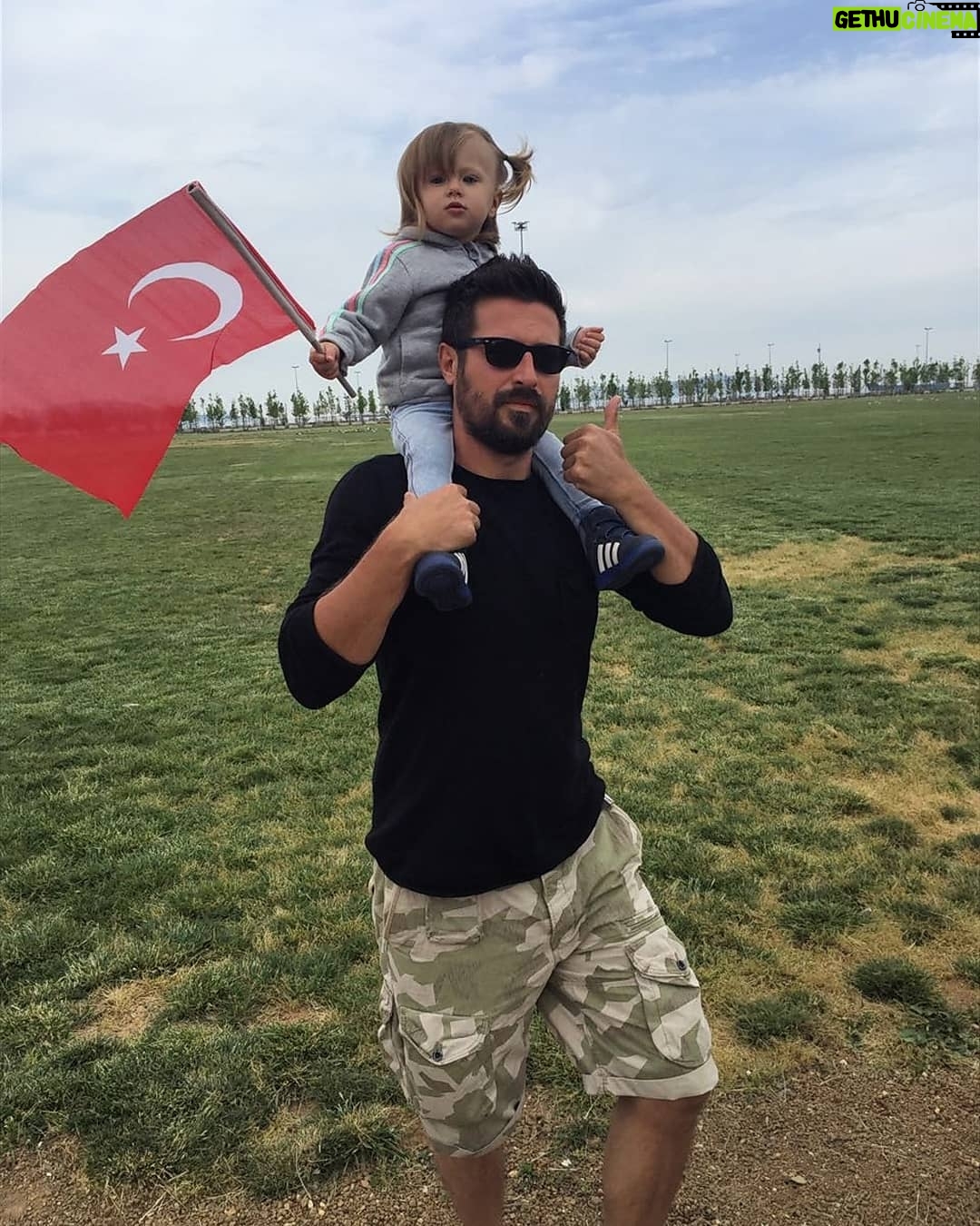 Serkan Kuru - 2.2K Likes - Kızımın ve tüm çocuklarin #23nisanulusalegemenlikveçocukbayramı kutlu olsun. Bugun #23nisan neşe doluyor insan 😎😁 #23nisankutluolsun #atatürk #tb (çook begendiğim bi fotoydu paylaşmalıydım😄)