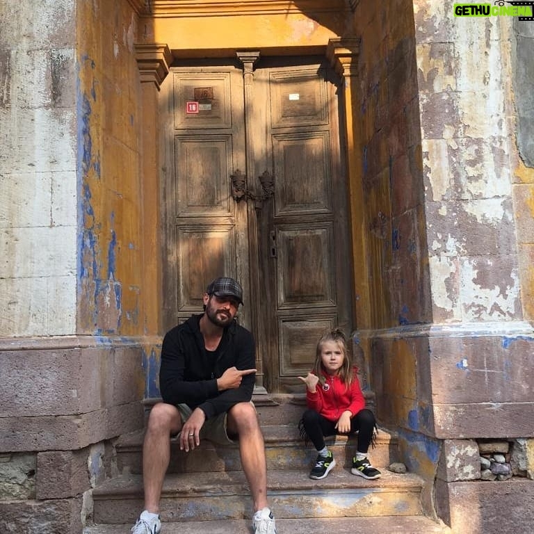 Serkan Kuru - 2.4K Likes - Geleneksel kapi onu fotosu 😎👊😁