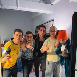 Serkan Rutkay Ayıköz Instagram - Sene 2010 sınıf T1 , birbirimizi tanıdık, yoldaş, kardeş, kavuklu, pişekar bazen de bebe ruhi olduk. Vazgeçmedik oynamaktan, bu da bizi  çoğu zaman bağladı galiba “yetişkin” hayata. Aradan zamanlar geçti, dünyalar değişti, resimler karardı, insanlar azaldı ama biz kaldık aynı hevesle. Sonra 2 sene evvel @t1yapim_sanat ı kurduk. Artık bir tiyatromuz var. İlk oyunu da bu yukarıda gördüğünüz Mahkumlardı. Veda ettik oyunumuza yolda yeni hikayeler aramaya çıktık. Hayırlı Cumalara gittik döneceğiz gibi düşününüz. İyi ki varsınız ekip. Seviyorum sizi fazlaca🌹