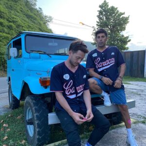 Serkan Şenalp Instagram - Bir sene önce Venezuela’ya gitmiştik güzel bir şeyler yapmak için, ne kadar güzel bir yerdi anlatamam belki ama ufak ufak gösterebilrim yalnız nasıl mahvolması için birilerinin çaba harcamış olduğunu görünce içimiz kahrolmuştu.Görüpte çekipte paylaşmadıklarımı ufaktan buraya atıyım artık. Buna şey yazabiliriz Venezuela iyidir hoştir ama benana vol 1 🫶🎈 #venezuela