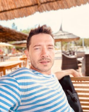 Serkan Şenalp Instagram - Felt like this background matches my look 🕺🏼