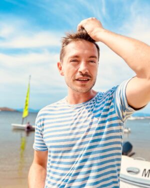 Serkan Şenalp Instagram - Felt like this background matches my look 🕺🏼