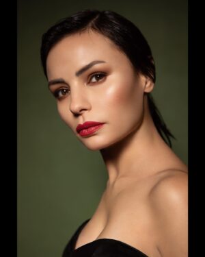 Sevinç Kumaş Instagram - Emeklerinize sağlık❤️ 🦄🧿

Photographer  @egriboz
Styling @busraissik 
Retoucher  @esinugur_
MakeUp & Hair @esinugur_