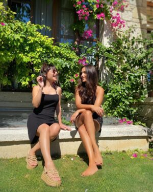 Sevinç Kumaş Instagram - Diğer yarım👩‍❤️‍👩❤️ @sebahat_kumas #worldcityalacatihotel 

Photo @deryatuzunak