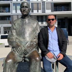 Şevket Çoruh Instagram - Vermek mutluluğu!
Sevindirmez insanı hiç bir şey 
herkese yardım etmek kadar. 
Verdiğim şey bile 
tutamaz yerini sevincimin! #bertoltbrecht