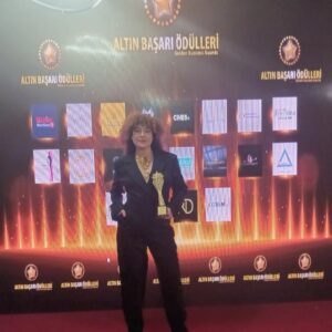 Sevtap Çapan Instagram - Altın Başarı Ödülleri gecesinde "Yılın En İyi Yazarı " ödülüne layık görülmemin mutluluğuyla ödülüm elimde, kalbimde... 

Teşekkürle... 

#altınbaşarıödülleri #yılıneniyiyazarı #yılınyazarı #ödül #sevtapçapan #sevtapçapankitapları