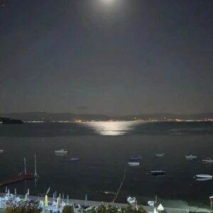 Sevtap Parman Instagram - Bende yazlık evime geldim.Sanki herkes buradaydı.Tamam hepimiz çok sıkıldık,çok bunaldık.Eski hayatımızı çok özledik.Ama kimse size Pandemi bitti demedi.Maşallah ne maske ne mesafe kimsede yok.Korkudan bayramda hiç sahile inemedim.Bayram bitti herkesin misafirleri gitti.Benim bayramım şimdi başlıyor.#pandemi #pandemidevamediyor