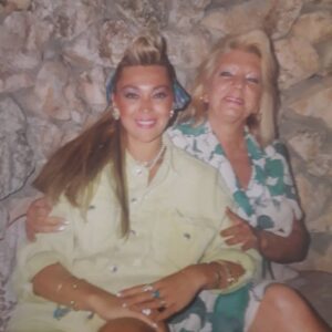 Sevtap Parman Instagram - Başkentimiz Ankarada,Annem Ayperi teyzenizle geçirdiğimiz güzel günlerden.1990 yılında Clup Neron. #ankara #sevtap