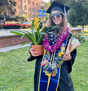 Seychelle Gabriel Instagram - Wanted to share that a few weeks ago I got my first college degree! After a lot of years of starting and stopping and starting school again, I transferred to UCLA to study Ethnomusicology until this happy day occurred 💙 oh, and star sunglasses are from @bootsy_collins website 🤩
#Bruins #BootsyBaby #Music #Pasta