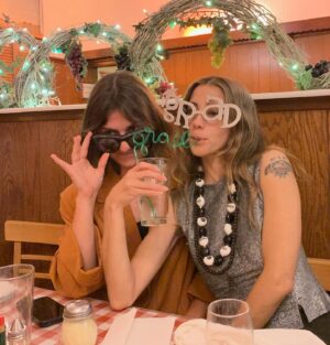 Seychelle Gabriel Instagram - Wanted to share that a few weeks ago I got my first college degree! After a lot of years of starting and stopping and starting school again, I transferred to UCLA to study Ethnomusicology until this happy day occurred 💙 oh, and star sunglasses are from @bootsy_collins website 🤩
#Bruins #BootsyBaby #Music #Pasta