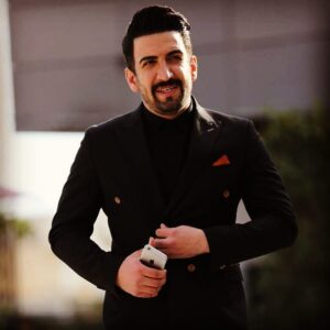 Seyed Ahmadreza Mousavi Instagram - گاهی وقت ها فکر میکنم چقدر روزگار سختی شده.
و باید مردم رو بخندانی با وجود این همه مشکل و آرزو میکنم مشکل همه تموم بشه تورو خدا دعا کنید تورو خدا مراقب باشید.
به همدیگه رحم کنیم.
نگران خانواده باشید.
و برای منم دعا کنید
که بتونم لبتون رو بخندونم.