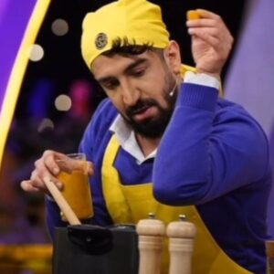 Seyed Ahmadreza Mousavi Instagram - 《ویژه برنامه نوروزی آشپزی با مامان》
باحضور بنده و مامان گلم😍
پ.ن:ببینید چه اتیشی سوزوندم😂
.
.
.
.
.
.
.
.
@ashpazibamamantv5
.
@maryam.nazeran
.
@faribabagherii
.
@malahatkamyar
.
@arsoltani