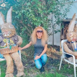Seyhan Arman Instagram - Paskalya bayramı olduğu için her yerde Paskalya Tavşanı oluyor haliyle 🐇 Samandan, kilden, tahtadan, metalden ve tabii en çok çikolatadan. Igisde iki tavşan görünce muhabbet etmeden geçemedim 🐰

#paskalya #paskalyatavşanı #tavşan #igis #landqart #isviçre #saman #çikolata #turist #turistseyhan