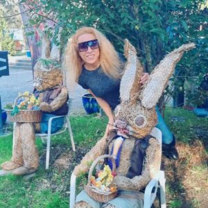 Seyhan Arman Instagram - Paskalya bayramı olduğu için her yerde Paskalya Tavşanı oluyor haliyle 🐇 Samandan, kilden, tahtadan, metalden ve tabii en çok çikolatadan. Igisde iki tavşan görünce muhabbet etmeden geçemedim 🐰

#paskalya #paskalyatavşanı #tavşan #igis #landqart #isviçre #saman #çikolata #turist #turistseyhan