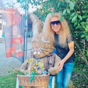 Seyhan Arman Instagram - Paskalya bayramı olduğu için her yerde Paskalya Tavşanı oluyor haliyle 🐇 Samandan, kilden, tahtadan, metalden ve tabii en çok çikolatadan. Igisde iki tavşan görünce muhabbet etmeden geçemedim 🐰

#paskalya #paskalyatavşanı #tavşan #igis #landqart #isviçre #saman #çikolata #turist #turistseyhan