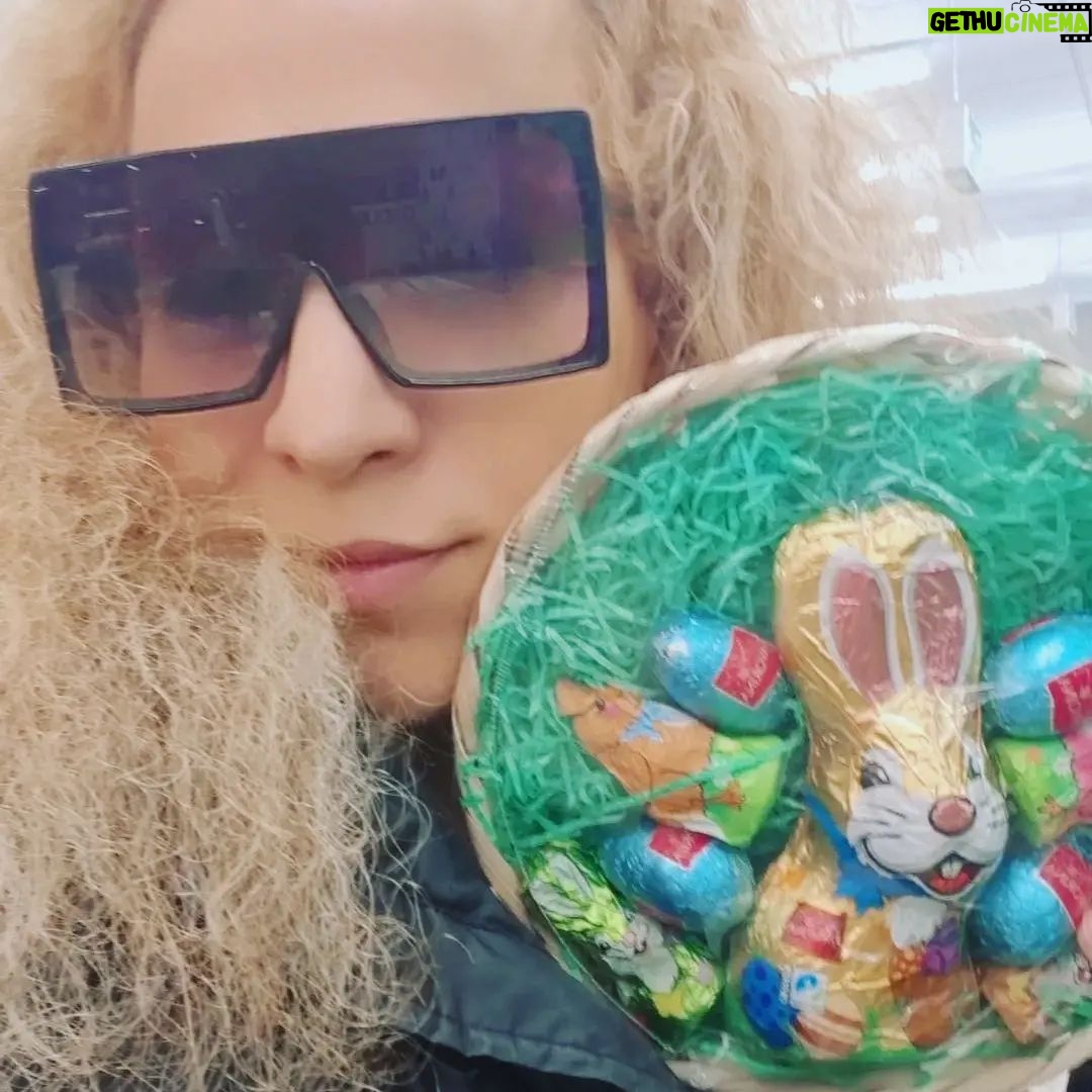 Seyhan Arman - 501 Likes - Paskalya bayramı olduğu için her yerde Paskalya Tavşanı oluyor haliyle 🐇 Samandan, kilden, tahtadan, metalden ve tabii en çok çikolatadan. Igisde iki tavşan görünce muhabbet etmeden geçemedim 🐰
#paskalya #paskalyatavşanı #tavşan #igis #landqart #isviçre #saman #çikolata #turist #turistseyhan