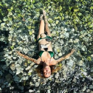Seyhan Arman Instagram - Vücuduma taş koyarak konsept yaptım size; karaya vurmuş deniz kızı 🧜🏽‍♀️ deniz kızı ben oluyorum 🫠

#daşlıgonsept #benyaptım #turist #turistseyhan #yerliturist #konsept #taş #deniz #denizkızı #muhteşemfikir #akyaka #kıran #kiran #kıransahili #Muğla #seyhanarman