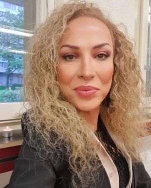 Seyhan Arman Instagram - Bu güzellik şaka mı? Hemde selfie; maaşallahları alayım 🧿

#selfie #makeupbyme #makyözmüyümneyimkele #makyaj #self #seyhanarman #turistseyhan #turist #zurich #zürih #isviçre #switzerland #chur