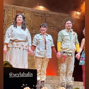 Şeyla Halis Instagram - Nasıl güzel bir ekip olduk. Kocaman dev gibi ve hepimizin içindeki bu oyunbaz çocuk alanını buldu ve kudurduk. Metninde oyuncaklar saklamış @yektakopan keyifle bulduk , @lerzanpamir oyun parkımızı yarattı bizleri içine yerleştirdi oh değmeyin keyfime ve tabii ona @ozgelifyesilyurt de eşlik etti @tolgacebitr öyle büyüledi ki melodileriyle ordan oraya hayaller kurdurttu , @gulgecer_  ve @yorkmerve dünyamızı tasarladı rengarenk yumuş yumuş güvenle oynayalım diye. Kocaman çocuk yürekli bir orkestra bizi korudu ,yüceltti oyun evimize değer kattı ve her zaman yanımzda @muraterginol vardı. Ve biz çok eğlendik birbirimizle @ozgefiskin @baranguler_  @pseudomertus @dermancinkilic @elifgizemaykul @iremkayakokoz @berkermehmetkorkmaz @emrecankarakurum ve tabii ki @edadiinc ve @serkansanltrk  Oh beeeee değmeyin keyfime. Ve tabii maşallah her birimize.