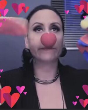 Şeyla Halis Instagram - “Ben ve Benler “ Dünyanın en güzel mesleği ,kendimi bulduğum, içimdeki farklı benlere yaşam kaynağı olan varlık sebebi ve tüm meslektaşlarım , hocalarım, yönetmenlerim günümüz kutlu olsun. Daha nice güzel projelerle perdemiz açık alkışımız bol olsun. #27martdünyatiyatrogünü