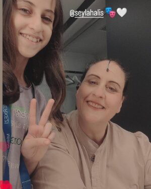 Şeyla Halis Instagram - “Ben ve Benler “ Dünyanın en güzel mesleği ,kendimi bulduğum, içimdeki farklı benlere yaşam kaynağı olan varlık sebebi ve tüm meslektaşlarım , hocalarım, yönetmenlerim günümüz kutlu olsun. Daha nice güzel projelerle perdemiz açık alkışımız bol olsun. #27martdünyatiyatrogünü