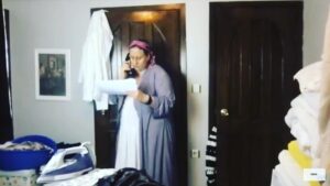 Şeyla Halis Instagram - @bodrumdenemesahnesi Oyun okuma serisinin 4. Oyunu YALNIZ KADIN artık YouTube da. Hızlı ulaşmak İçin story de sayfayı kaydır. İzle. 🤪Güzel yorumlarınızı bekliyoruz.  Yazan: Dario Fo  Çeviren : Füsun Demirel  Yöneten : Arif Akkaya.  Oynayan/Okuyan : Şeyla Halis. #tiyatroiyileştirir #tiyatroiyidir #oyun #okuma #okumatiyatrosu #oyunokuması #şeylahalis #arifakkaya #füsundemirel #dariofo  https://youtu.be/1DgtHf86fWU  @arifakkaya1
