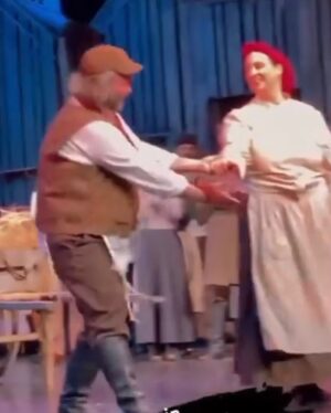 Şeyla Halis Instagram - “Ben ve Benler “ Dünyanın en güzel mesleği ,kendimi bulduğum, içimdeki farklı benlere yaşam kaynağı olan varlık sebebi ve tüm meslektaşlarım , hocalarım, yönetmenlerim günümüz kutlu olsun. Daha nice güzel projelerle perdemiz açık alkışımız bol olsun. #27martdünyatiyatrogünü