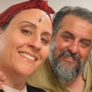 Şeyla Halis Instagram - “Ben ve Benler “ Dünyanın en güzel mesleği ,kendimi bulduğum, içimdeki farklı benlere yaşam kaynağı olan varlık sebebi ve tüm meslektaşlarım , hocalarım, yönetmenlerim günümüz kutlu olsun. Daha nice güzel projelerle perdemiz açık alkışımız bol olsun. #27martdünyatiyatrogünü
