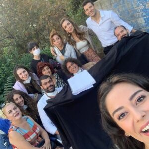 Şeyla Halis Instagram - Yönetmenimiz @boraonur olunca Gülen yüzlerle bir film yaptık. Başta hocamıza ve yardımcı yönetmenimiz @felatatan a bizi bir araya getiren @kargayapim a @aydogan_gundogdu @oykudesat a teşekkürler. Tüm ekibin emeğine yüreğine sağlık. Nice güzel projelere hep beraber inşallah. 🙏🙏🙏🧿🧿🧿🧿